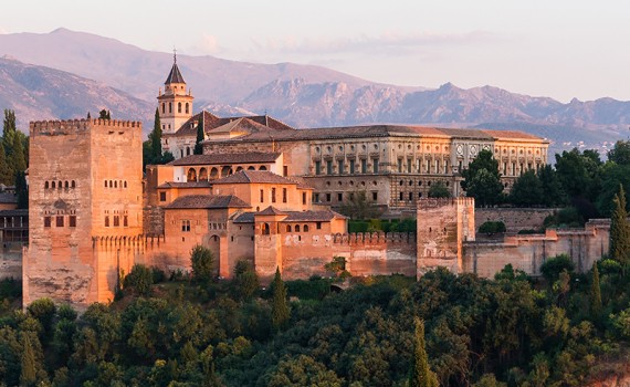 La Alhambra de Granada junto con la mezquita de Córdoba constituyen hoy en día algunas de las joyas arquitectónicas en España que mayor poder de atracción ejercen en el turismo de masas./ Wikipedia