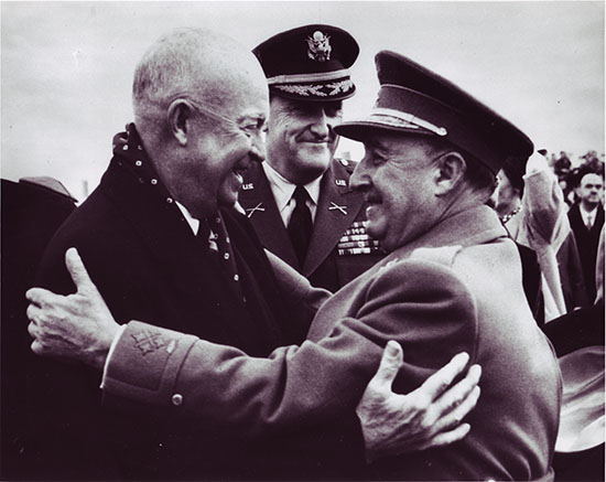 Abrazo entre el Presidente Dwight D. Eisenhower y el General Francisco Franco, en el aeropuerto de Torrejón. 1959. NARA, Still Pictures, RG 306, EGT, Box 2, 60-4361. http://www.cervantesvirtual.com/portales/espana_eeuu_transferencia_cultural/imagenes_relaciones_politicas/imagen/imagenes_relaciones_politicas_04_abrazo_entre_el_presidente_dwight_david_eisenhower_y_el_general_franco_en_el_aeropuerto_de_torrejon_1959/