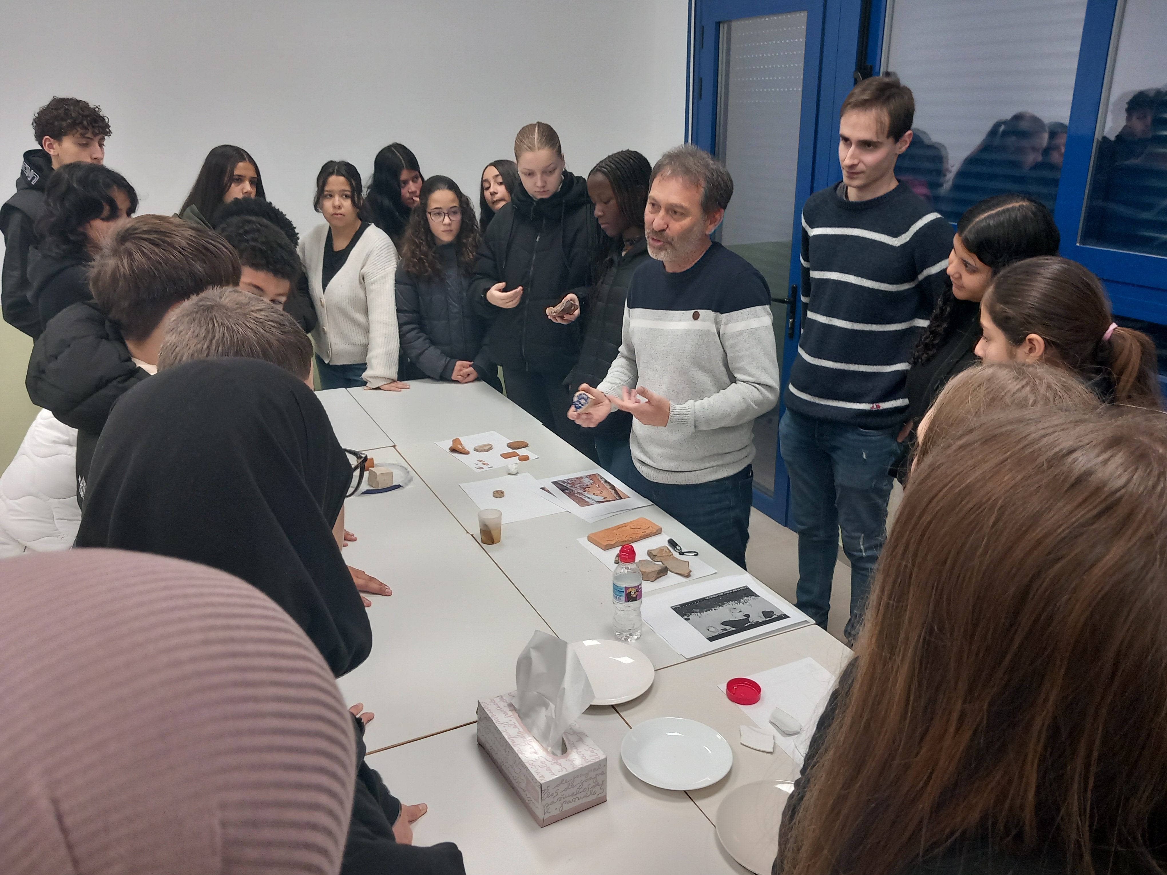 El grupo Cervitrum del CSIC lleva la historia del vidrio al IES El Olivo de Parla