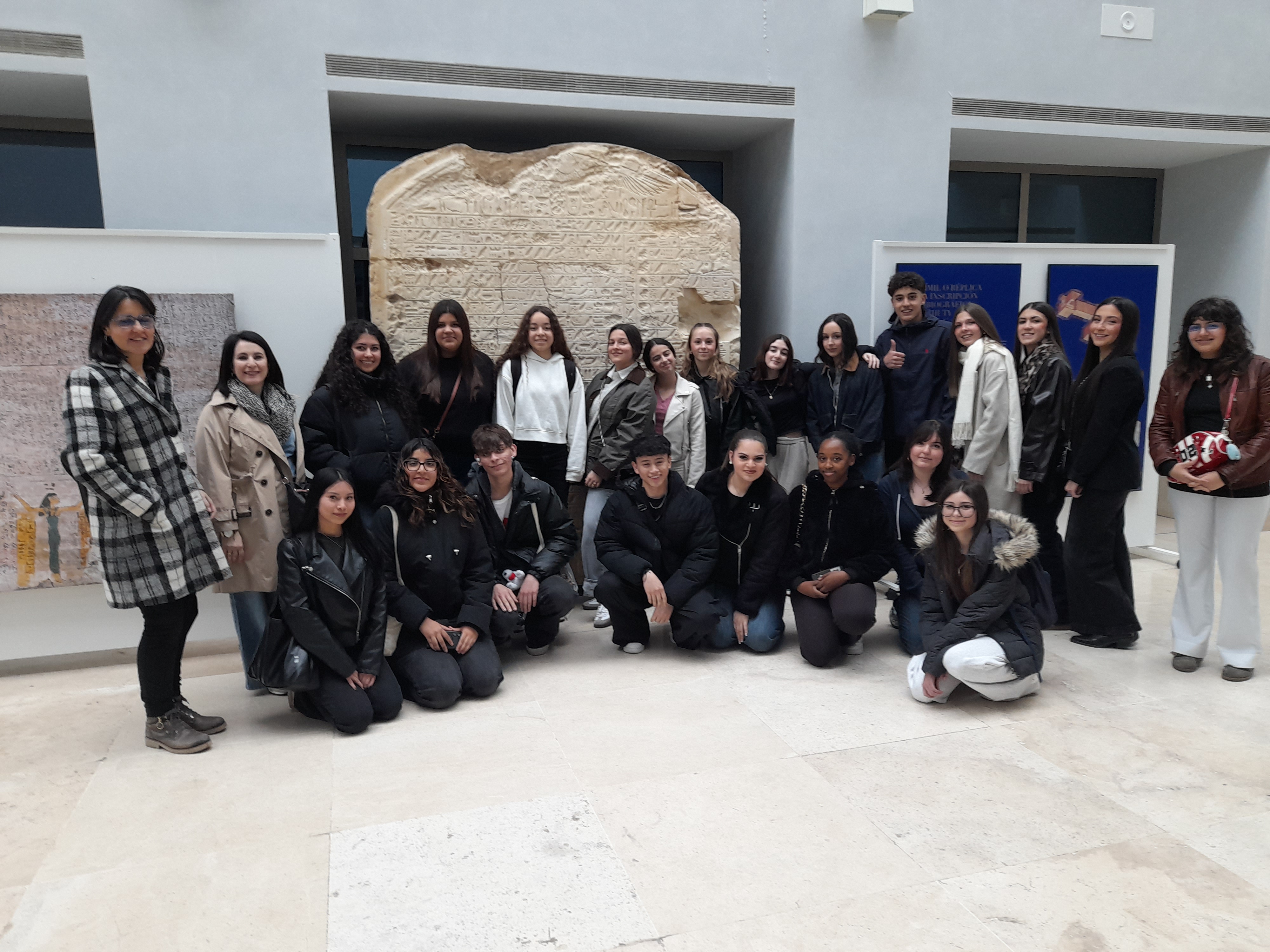 Un grupo de alumnos de griego y de latín de 1º y 2º de Bachillerato del IES María Zambrano visita el DGE 