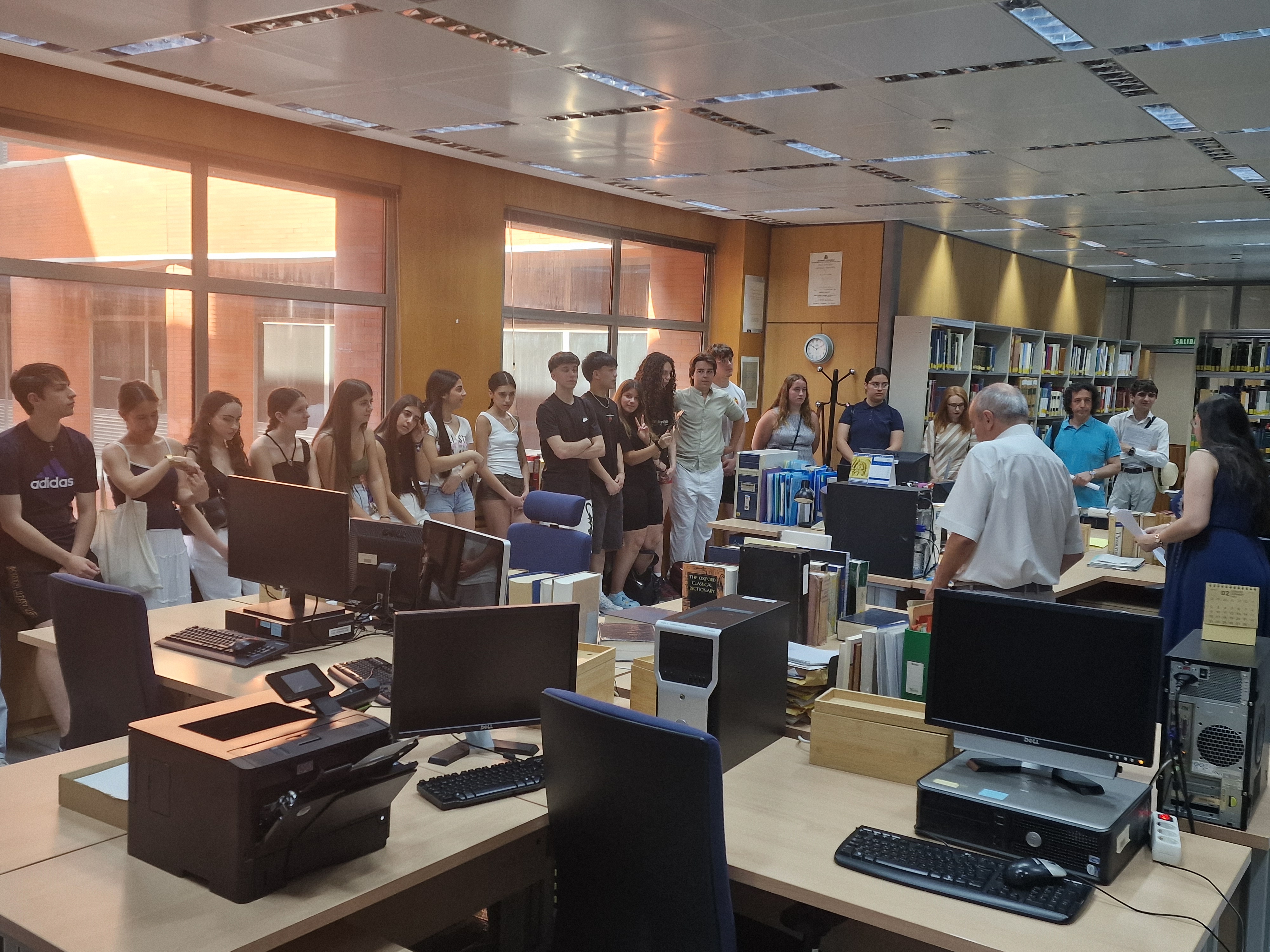 Un grupo de estudiantes del IES Miguel Catalán disfruta de una jornada descubriendo la investigación que se hace en el CCHS