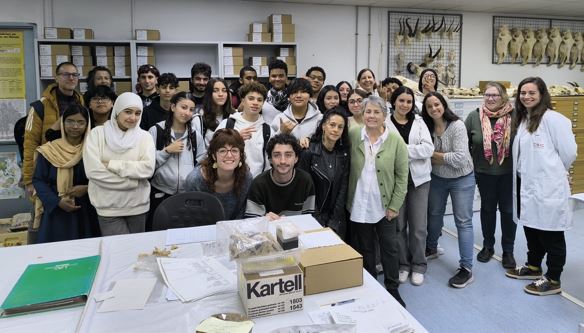 Alumnos del IES San Cristóbal de los Ángeles que han colaborado en Científic@s en Prácticas visitan el CCHS