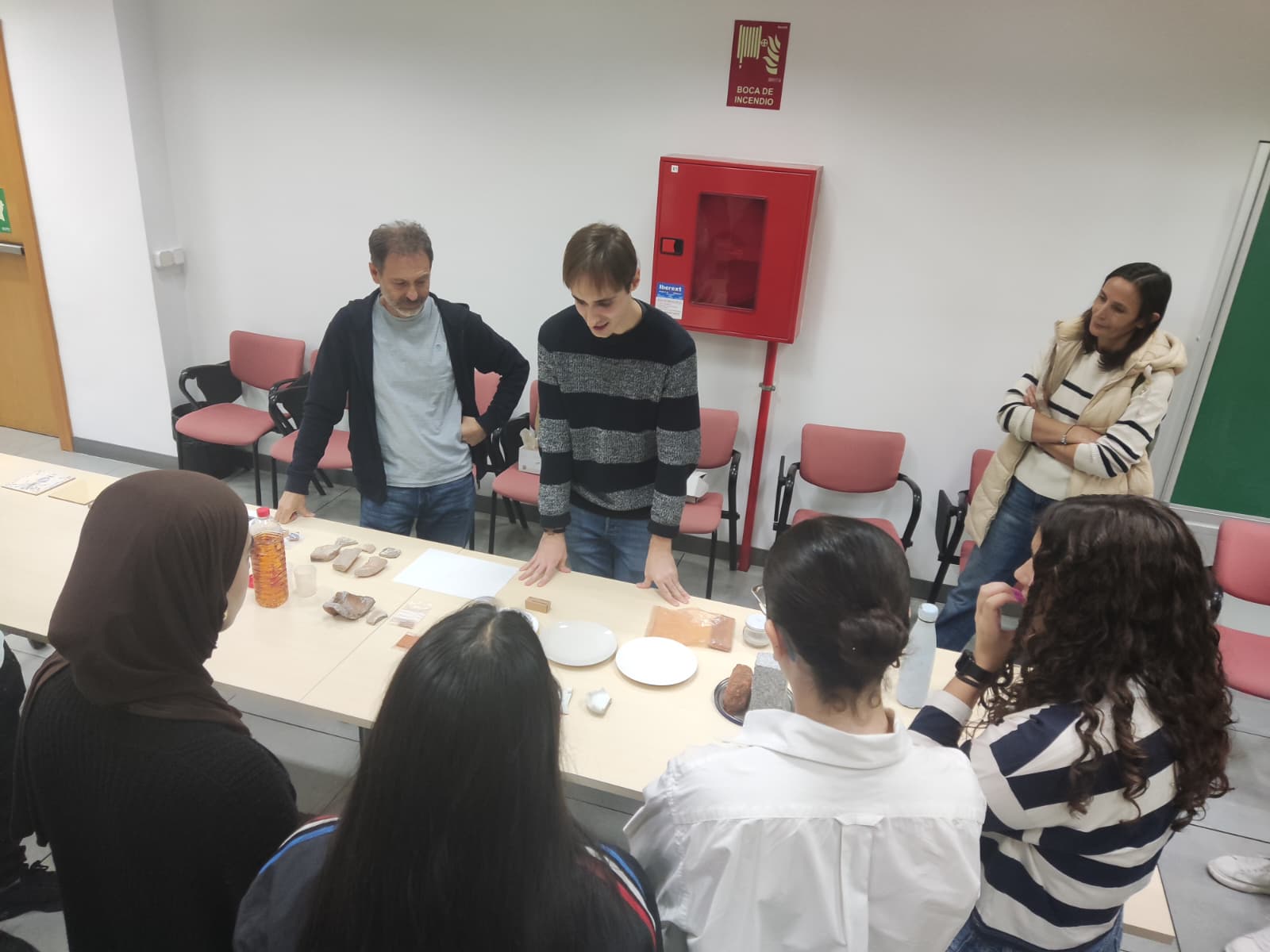 Alumnos del IES Los Olivos de Parla (Madrid) realizan un taller de material cerámico del Patrimonio Cultural en nuestros laboratorios