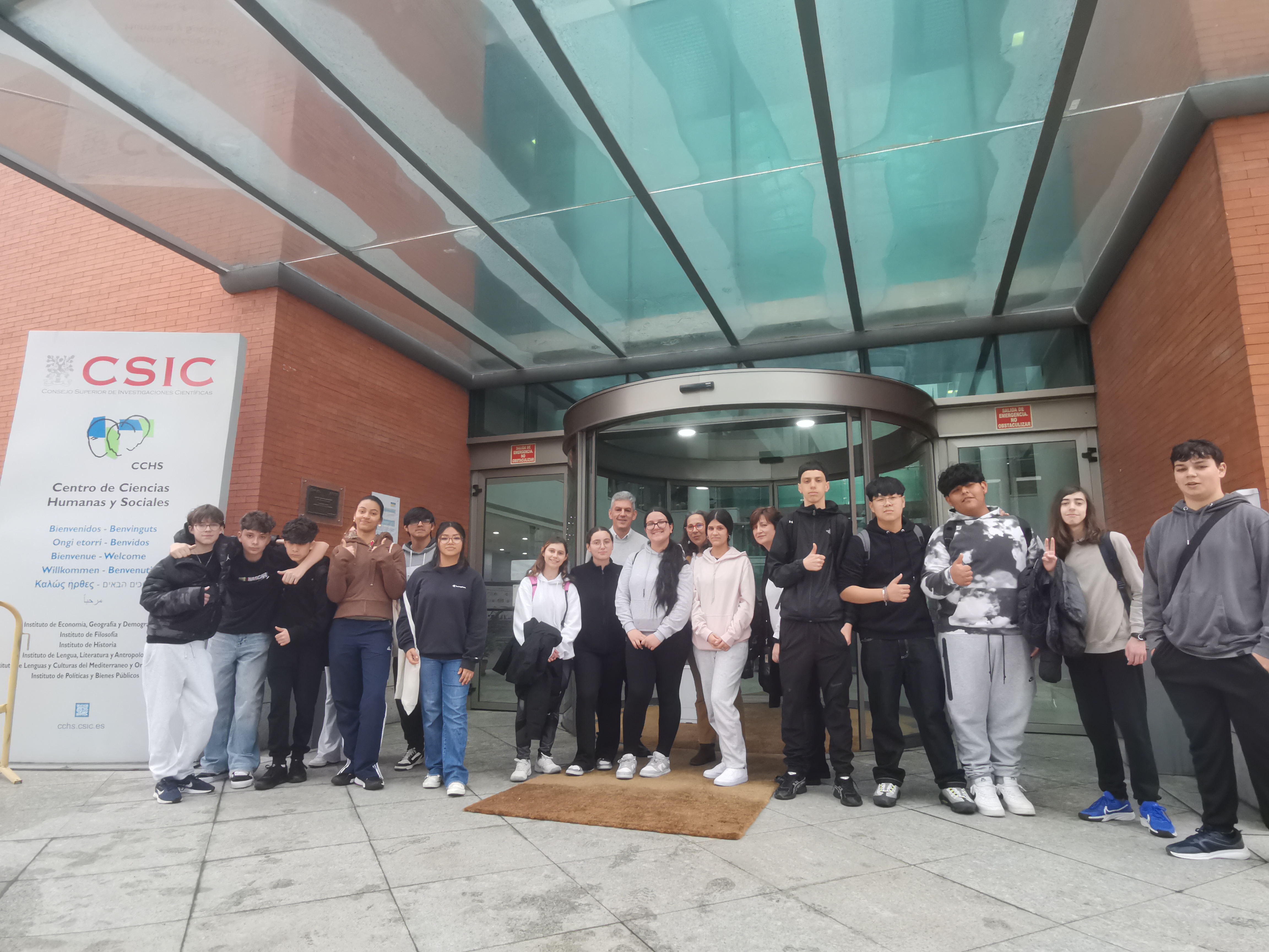 Un grupo de alumnos del IES Tirso de Molina interesados en el programa ‘científic@s en prácticas’ visitan el CCHS