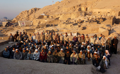 El equipo al completo que participó en la última camapaña posando en la colina de Dra Abu el-Naga El equipo al completo que participó en la última camapaña posando en la colina de Dra Abu el-Naga