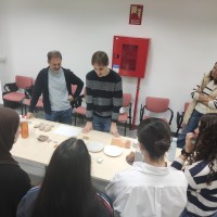 Alumnos del IES Los Olivos de Parla (Madrid) realizan un taller de material cerámico del Patrimonio Cultural en nuestros laboratorios