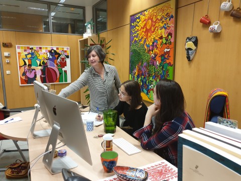 Margarita del Olmo (ILLA, CSIC) durante su conversación vis a vis con alumnas del IES Alonso Berruguete de Palencia