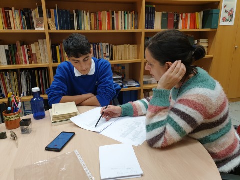 Esther Hernández (ILLA, CSIC) durante su conversación vis a vis con un alumno del IES Alonso Berruguete de Palencia