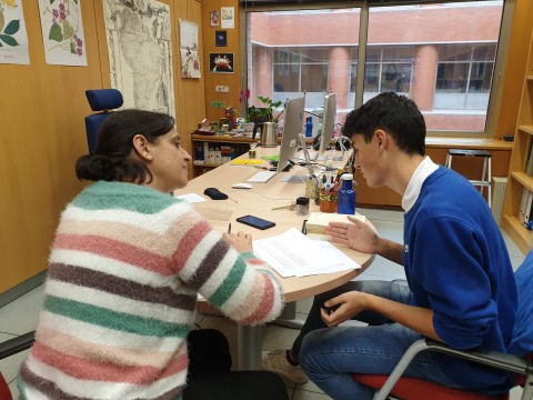 Esther Hernández (ILLA, CSIC) durante su conversación vis a vis con un alumno del IES Alonso Berruguete de Palencia
