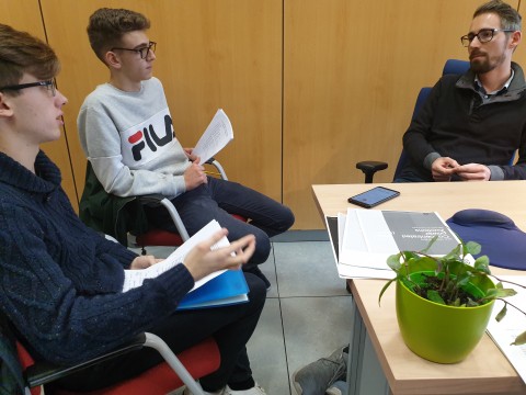 Christoph Patrick Kiefer (IPP, CSIC) durante su conversación vis a vis con alumnos del IES Alonso Berruguete de Palencia