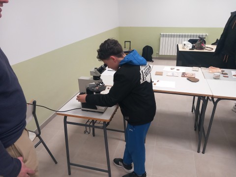 El grupo Cervitrum del CSIC lleva la historia del vidrio al IES El Olivo de Parla