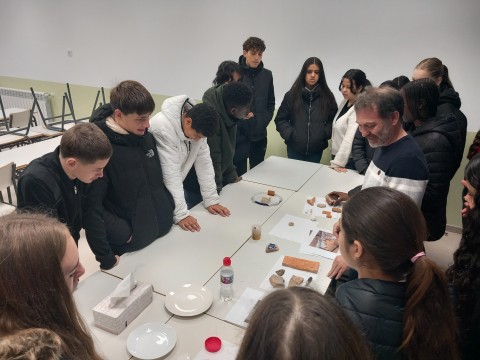 El grupo Cervitrum del CSIC lleva la historia del vidrio al IES El Olivo de Parla