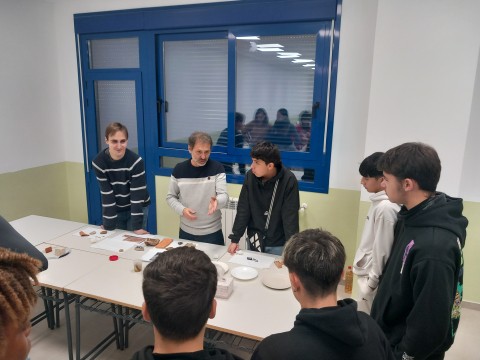 El grupo Cervitrum del CSIC lleva la historia del vidrio al IES El Olivo de Parla