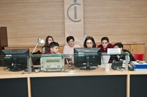 El la Biblioteca Tomás Navarro Tomás, un grupo de alumnos conocieron la imprescindible labor para los investigadores que en ella se realiza.