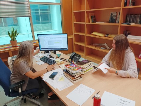 Reunión investigadora-alumna sobre un proyecto de la alumna