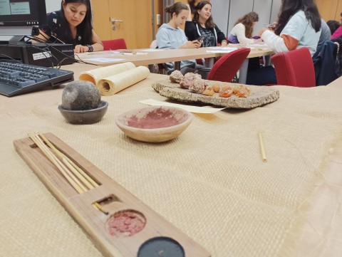 ¿Cómo escribían los egipcios antiguos? Aprendiendo a preparar tinta y a trazar signos