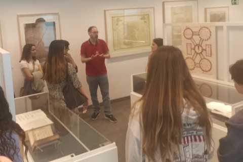 Visita alumnos IES Miguel Catalán en la biblioteca