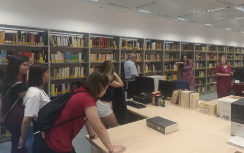 Visita alumnos IES Miguel Catalán en el diccionario de griego