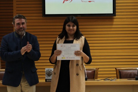 Por parte de la Fundación Talgo asistió su Director Gerente Gabriel Novela, que hace entrega de becas