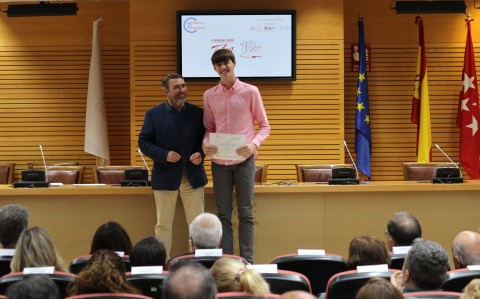 Por parte de la Fundación Talgo asistió su Director Gerente Gabriel Novela, que hace entrega de becas