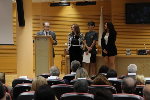 La AEAC concedió el premio extraordinario al mejor de los trabajos presentados, que entregó su Vicepresidente, Santiago López