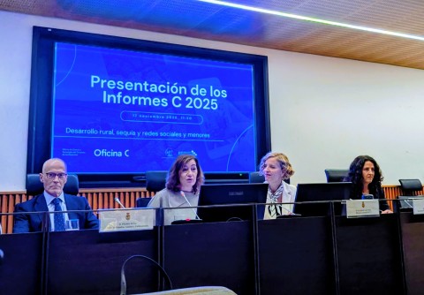 De izquierda a derecha: Pedro Peña, letrado de las Cortes, director de Estudios, Análisis y Publicaciones del Congreso de los Diputados. Presidenta del Congreso de los Diputados, Francina Armengol. Directora general de FECYT, Izaskun Lacunza. Ana Elorza, directora de Proyectos Estratégicos de FECYT.