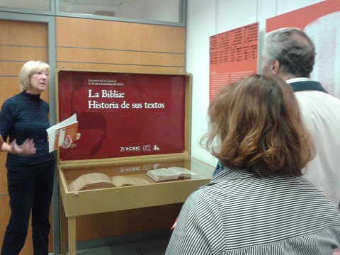 Maite Ortega (ILC) en la visita guiada de su exposición