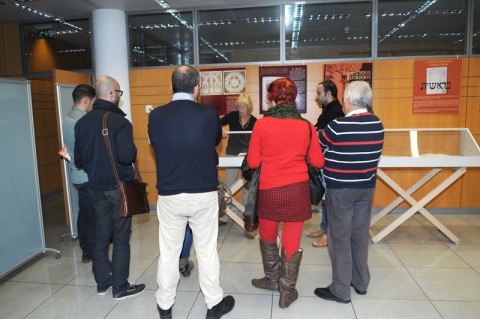 Maite Ortega (ILC) en la visita guiada de su exposición