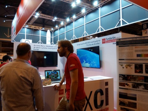 Vicente Burchard (IEGD) atiende a los visitantes del stand en la  Feria de Madrid por la Ciencia y la Innovación