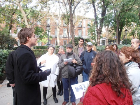 El grupo en el Paseo del Prado escuchando las explicaciones del historiador