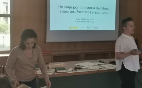 Carmen Bueno (ILC) e Inés Calderón (IH) durante su presentación sobre la historia del libro