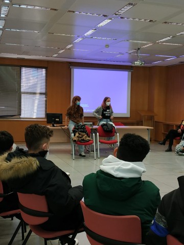 IES Miguel Delibes en la charla de  Xandra Garzón y Diana Ortega, que están realizando su tesis doctoral sobre género, videojuegos y cine en el IFS-CSIC